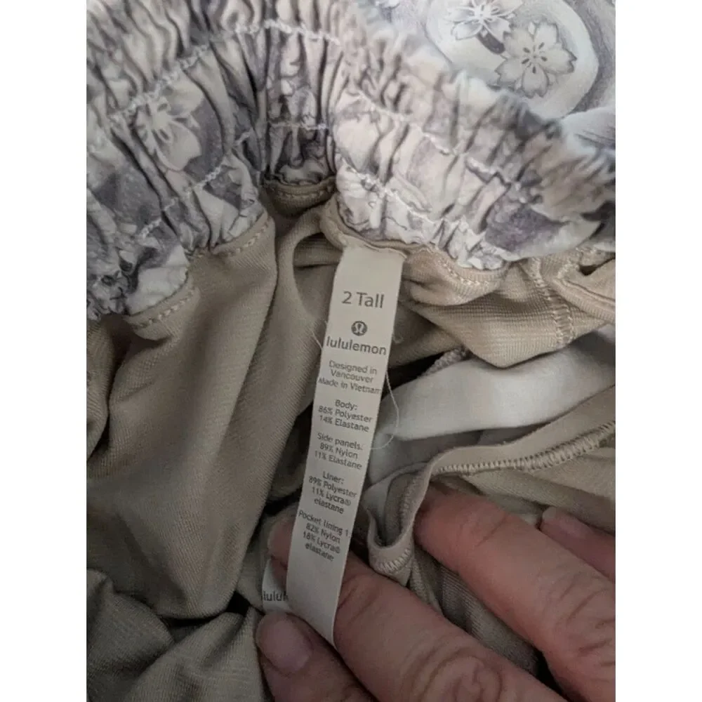Lululemon Size 2 Hotty Hot Shorts 4